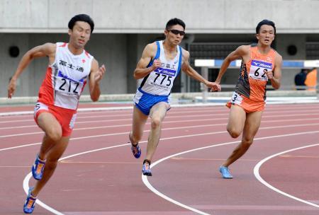 　男子２００メートル決勝　２０秒８６で初優勝した木村和史（中央）＝ヤンマースタジアム長居