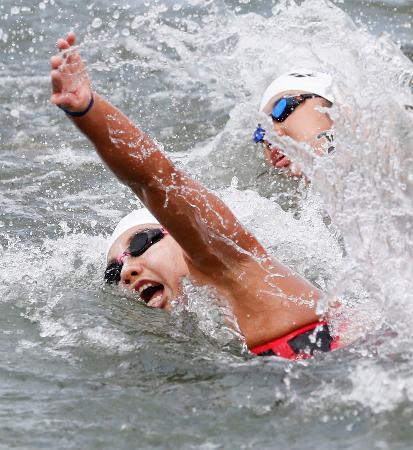 　女子１０キロ　優勝した貴田裕美（左）＝千葉県館山市の北条海岸