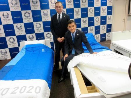 東京五輪の選手村に導入する寝具発表会に出席したエアウィーヴの高岡本州代取締役会長兼社長（右）と北島隆東京五輪組織委員会ビレッジＧＭ＝東京都内