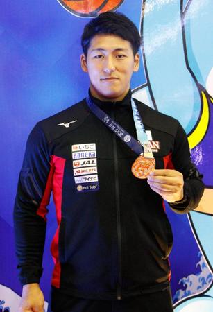 　男子８９キロ級のジャークで１位となり、金メダルを手にする山本俊樹＝パタヤ