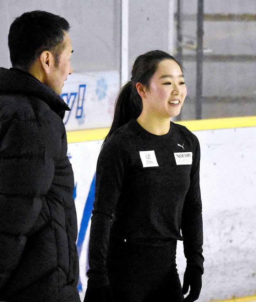 　岡島功治コーチ（左）と笑顔で話す樋口新葉