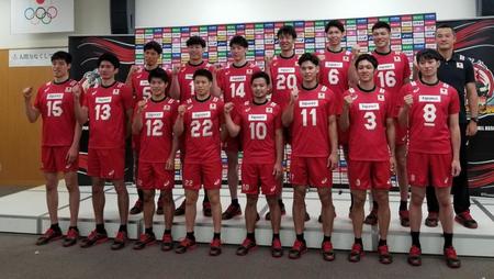 　バレーボール男子Ｗ杯の登録選手１６人、後列左から３人目が石川祐希