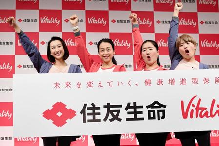 イベントでガッツポーズを決める（左から）浅田舞、浅田真央さん、ガンバレルーヤのよしこ、まひる＝東京・ＴＦＴホール（撮影・開出牧）