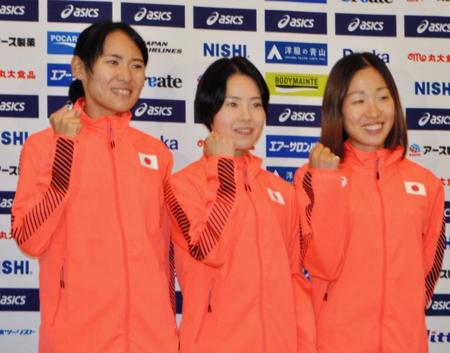 　世界陸上女子マラソンに向けて会見した（左から）池満、谷本、中野＝２５日