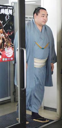 　日本相撲協会を訪れた鶴竜（共同）