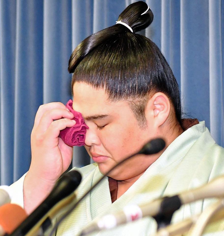 会見中に汗をぬぐう貴ノ富士＝東京都千代田区の文部科学省（撮影・出月俊成）