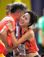 女子マラソンで日本人トップの７位となり、笑顔を見せる谷本観月＝ドーハ（共同）