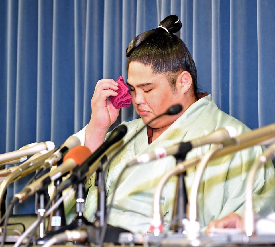 会見中に汗をぬぐう貴ノ富士（撮影・出月俊成）