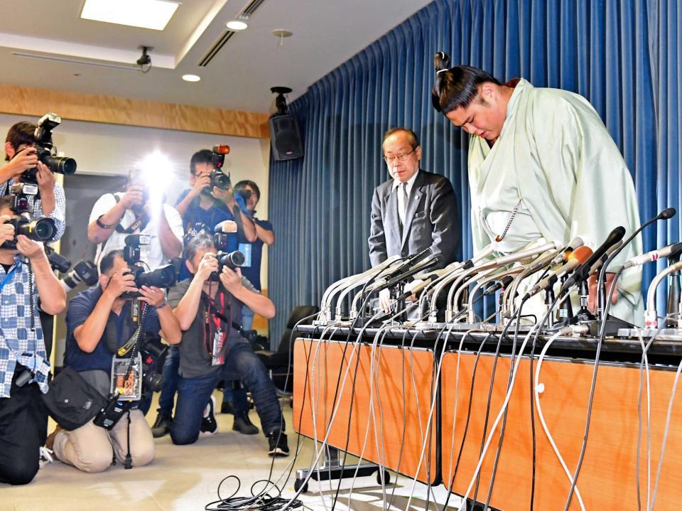　会見で頭を下げる貴ノ富士（右）