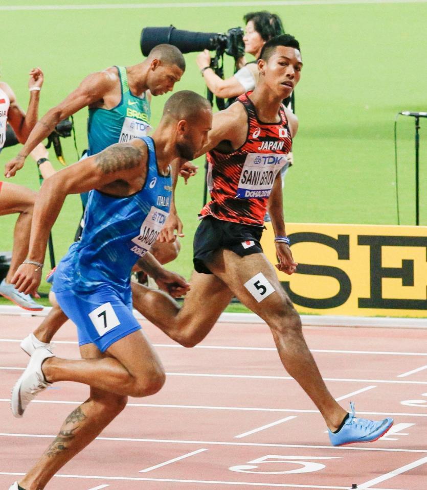 男子１００メートル予選　10秒09の６組３着で準決勝進出を決めたサニブラウン・ハキーム（右端）＝ドーハ（共同）