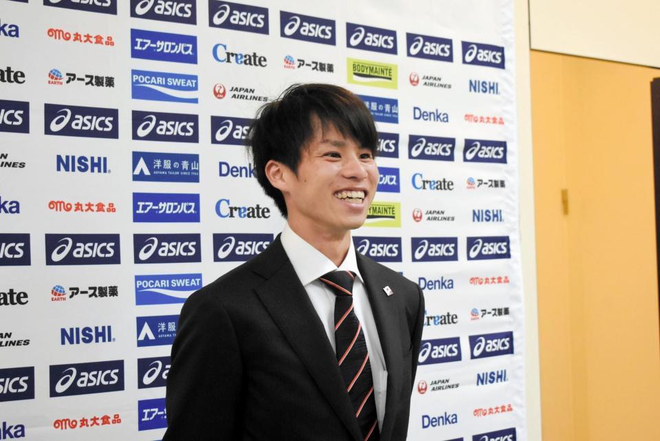 世界選手権の出発前に取材に応じる競歩の池田向希＝羽田空港