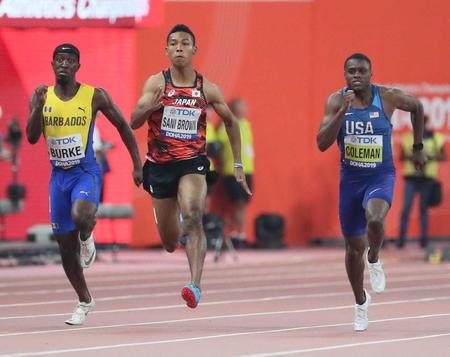 　男子１００メートル予選で力走するサニブラウン・ハキーム（中央）