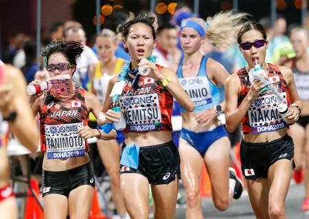 　レース序盤、水分補給する（手前左から）谷本観月、池満綾乃、中野円花（共同）