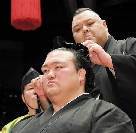 田子ノ浦親方（右）に最後のはさみを入れてもらう荒磯親方（元横綱・稀勢の里）＝両国国技館