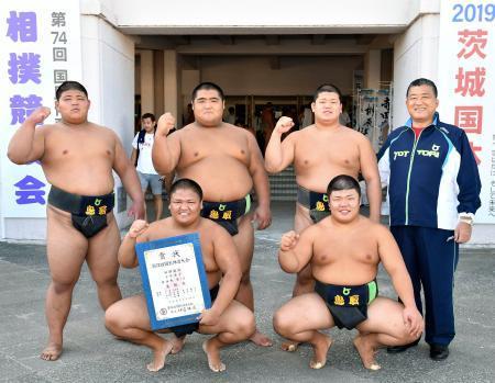 　少年団体で６年ぶり５度目の優勝を果たした鳥取チーム＝土浦市霞ケ浦文化体育会館