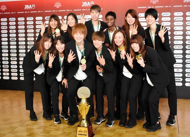 アジア４連覇のバスケ女子が凱旋帰国　次なる目標は「東京五輪で金メダル」