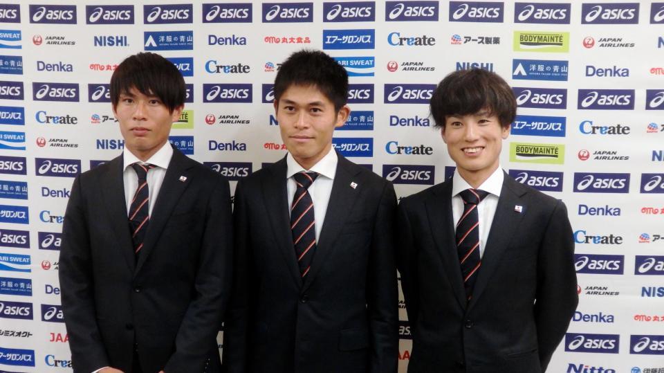 　写真に応じる（左から）二岡康平、川内優輝、山岸宏貴