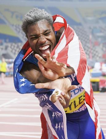 　男子２００メートルで優勝し、日本の人気漫画「ドラゴンボール」の「かめはめ波」のポーズをする米国のノア・ライルズ＝ドーハ（共同）
