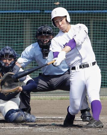 　関東第一-海星　３回裏関東第一、平泉が２者連続の本塁打を放つ＝ノーブルホームスタジアム水戸