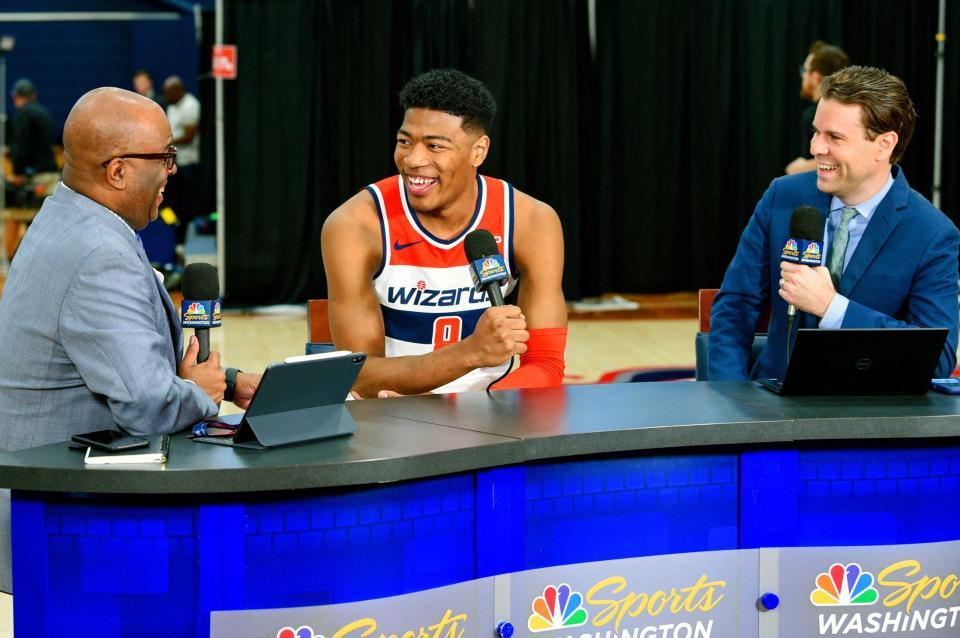 　メディアデーに参加し、笑顔で質問に答えるウィザーズの八村塁（中央）＝共同