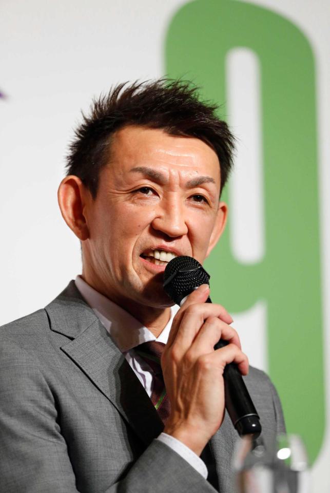 　記者会見で今季限りでの現役引退を表明する北海道の折茂武彦