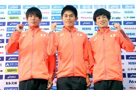 　記者会見でポーズをとる（左から）二岡康平、川内優輝、山岸宏貴