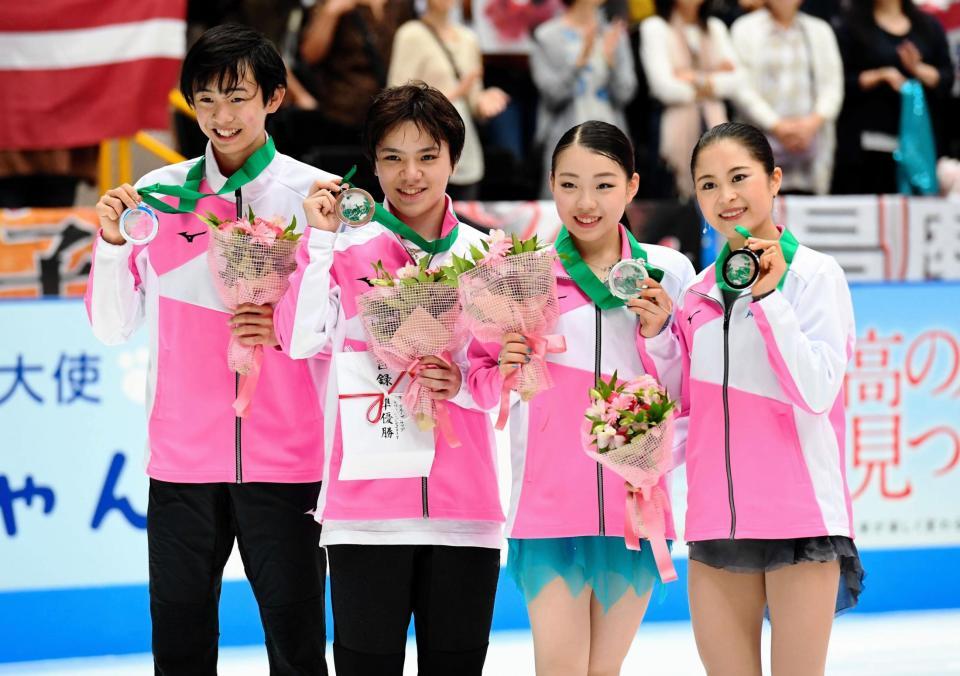 表彰式でメダルを手に笑顔の（右から）宮原知子、紀平梨花、宇野昌磨、島田高志郎＝さいたまスーパーアリーナ（撮影・開出牧）