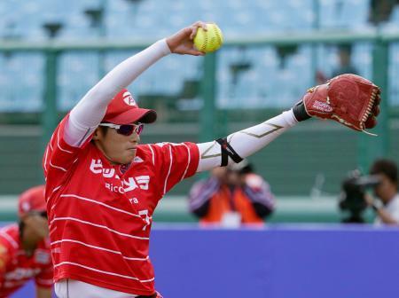 　福島県営あづま球場で行われたソフトボールの東京五輪テスト大会で投球する上野由岐子