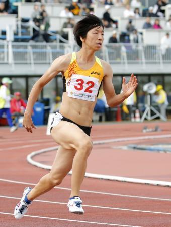 　成年女子４００メートル決勝　５３秒７４で優勝した島根・青山聖佳＝茨城県笠松運動公園陸上競技場