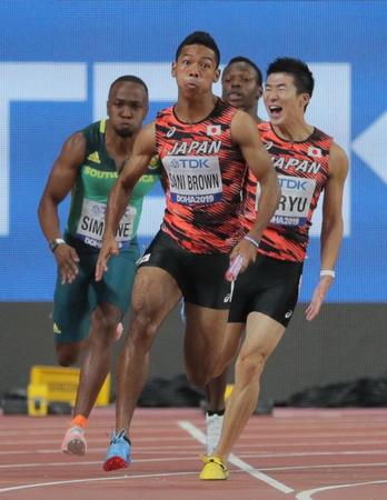 　男子４００メートルリレー決勝　第３走者の桐生（右）からバトンを受け、走りだすアンカーのサニブラウン