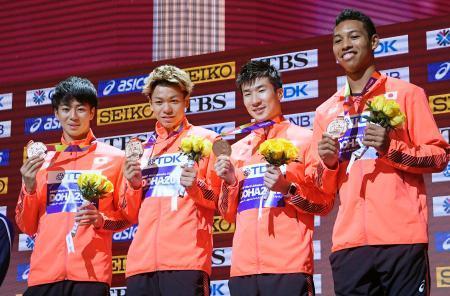 　男子４００メートルリレーの表彰式で、銅メダルを手に笑顔を見せる（左から）多田、白石、桐生、サニブラウン＝ドーハ（共同）