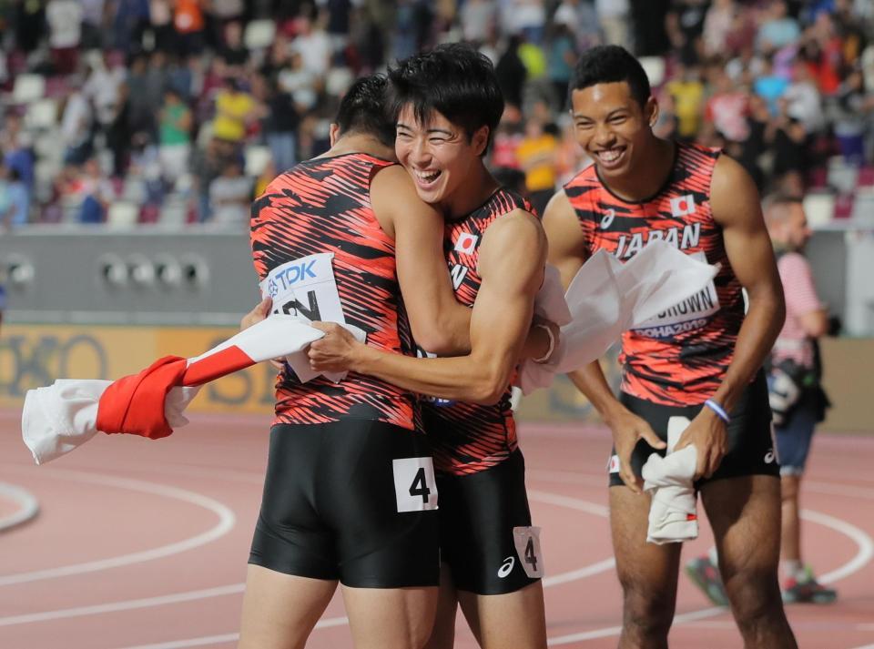 　男子４００メートルリレーで３位となり、桐生（左）と抱き合って喜ぶ多田。右はサニブラウン
