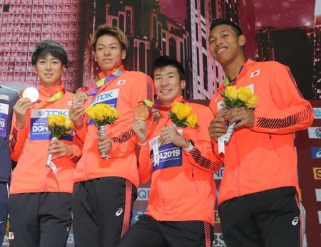 　男子４００メートルリレーの表彰式で、銅メダルを手に笑顔を見せる日本チーム。左から多田、白石、桐生、サニブラウン＝６日