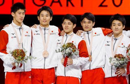 　男子団体総合で銅メダルを獲得した（左から）橋本大輝、萱和磨、谷川翔、谷川航、神本雄也＝シュツットガルト（共同）