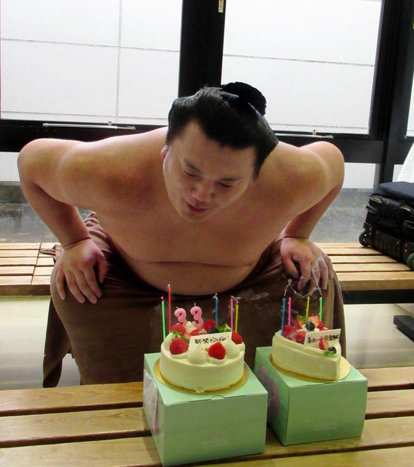 ３３歳の誕生日を迎え報道陣から贈られたケーキのろうそくを吹き消す勢