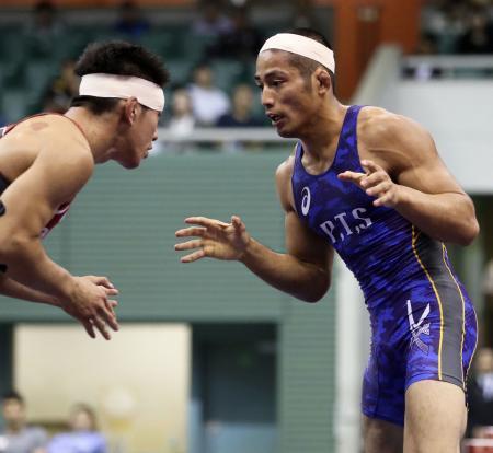 　２０１８年６月、レスリング全日本選抜選手権の男子グレコローマン７７キロ級決勝で対戦する阪部創選手（右）＝駒沢体育館