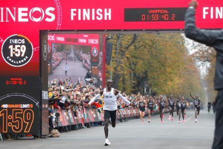 　特別レースで非公認ながら、マラソン史上初となる２時間切りを達成した男子マラソン世界記録保持者のエリウド・キプチョゲ＝１２日、ウィーン（ロイター＝共同）