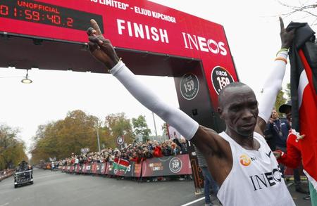 　特別レースで非公認ながら、マラソン史上初となる２時間切りを達成した男子マラソンの世界記録保持者のエリウド・キプチョゲ（ロイター＝共同）