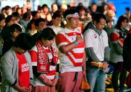 　大阪市のＰＶ会場で、ラグビーＷ杯１次リーグのスコットランド戦を前に台風１９号の犠牲者のために黙とうするファン＝１３日夜