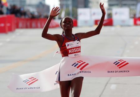 　シカゴ・マラソンで女子の世界新記録を樹立して優勝したコスゲイ＝１３日（ロイター＝共同）