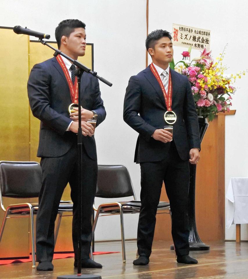 　世界選手権の祝勝会で登壇した大野将平（左）と丸山城志郎