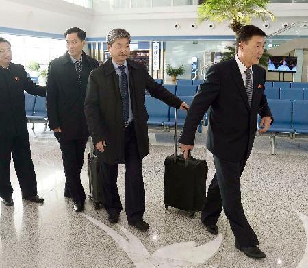 　平壌国際空港を出発する北朝鮮オリンピック委員会副委員長のキム・ジョンス第１体育次官（右端）ら＝１５日（共同）