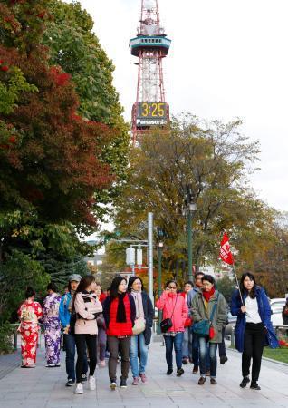 　札幌市のテレビ塔前を歩く観光客＝１７日