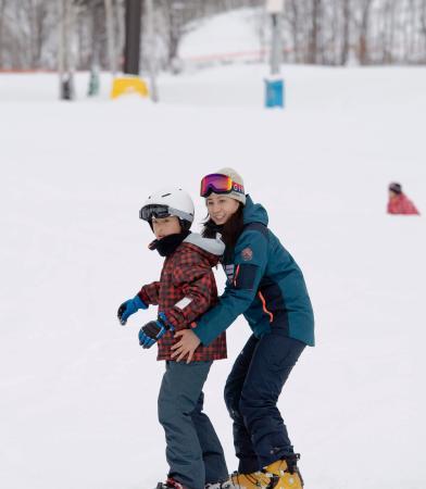 　過去に北海道東川町で開かれたイベントで参加者にスノーボードを指導する竹内智香選手（同町提供）