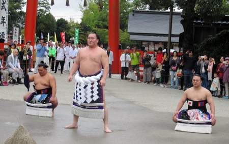 　上賀茂神社で土俵入りを奉納する白鵬（中央）。右は露払いの炎鵬、左は太刀持ちの照強