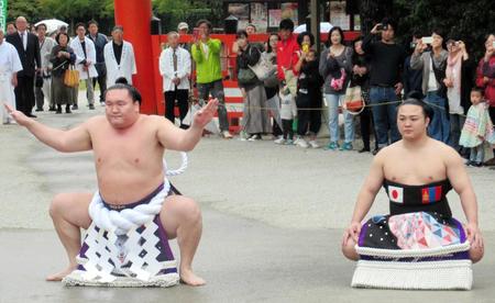 　上賀茂神社で土俵入りを奉納する白鵬。右は露払いの炎鵬