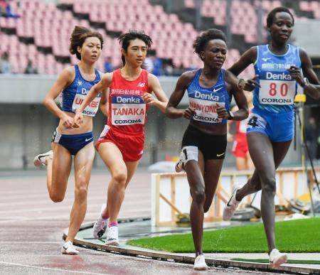 　女子１５００メートル決勝　４分１１秒５０で３位だった田中希実（左から２人目）＝デンカビッグスワンスタジアム