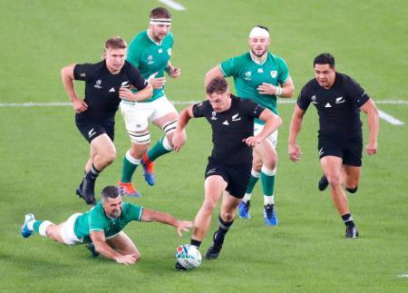 　ニュージーランド-アイルランド　前半、キックするニュージーランドのブリッジ＝味の素スタジアム