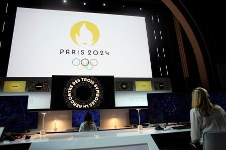 　発表イベント会場のスクリーンに映し出された２０２４年パリ五輪のロゴ＝２１日、パリ（ＡＰ＝共同）