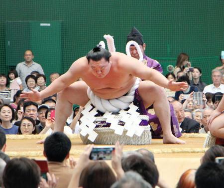　大相撲の秋巡業で横綱土俵入りを披露する白鵬関＝２２日午後、高知県安芸市